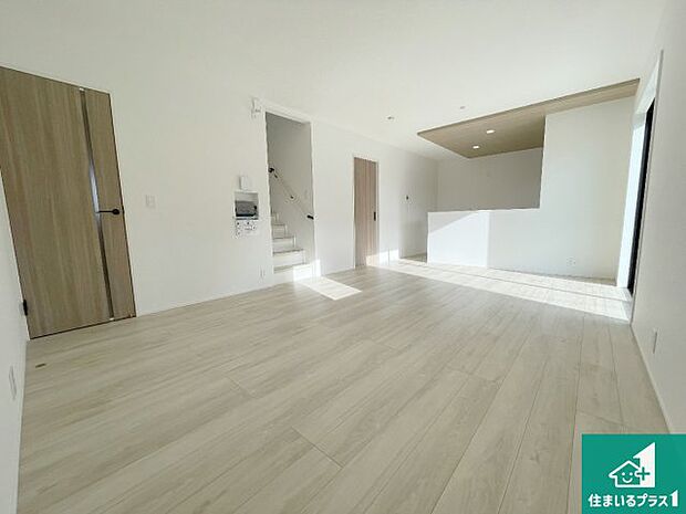 【居間・リビング】日当たり良好の明るいリビングで朝の目覚めもスッキリできそう!対面キッチンでご家族のコミュニケーションも自然と増える設計!小さなお子様が遊ぶスペースを作っても広々とくつろげるLDK!