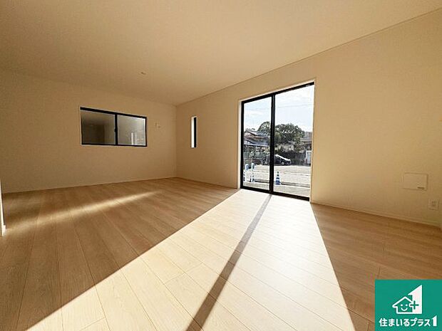 【居間・リビング】日当たり良好の明るいリビングで朝の目覚めもスッキリできそう！対面キッチンでご家族のコミュニケーションも自然と増える設計！小さなお子様が遊ぶスペースを作っても広々とくつろげるLDK！