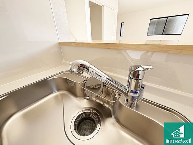 【キッチン水栓】浄水器を内蔵！炊飯時、お茶を作る時に安心してお水を使えます！お湯と冷水、浄水と原水、シャワーの切替えもワンタッチです！