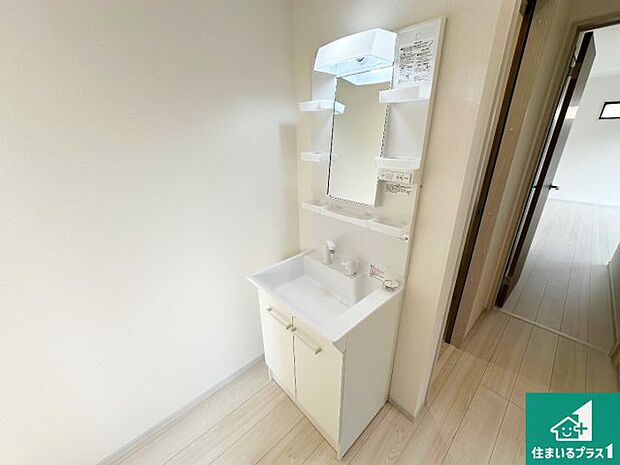 【独立洗面台】清潔感のある洗面台です。フラットな鏡は掃除がしやすく毎日清潔!鏡裏には収納があるのでスッキリとした洗面台が保てます。