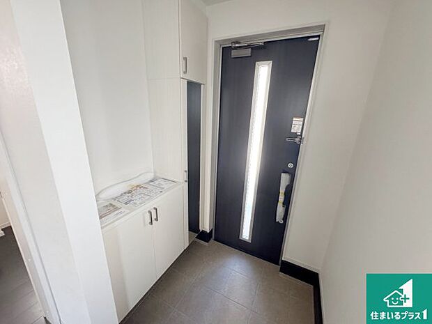 【玄関】シューズボックスにはたくさんの靴が収納できるので玄関周りはいつもスッキリ！ご家族が増えても安心！