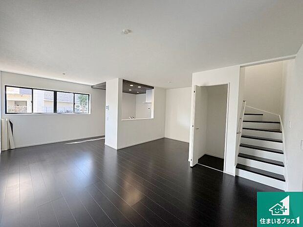 【居間・リビング】日当たり良好の明るいリビングで朝の目覚めもスッキリできそう！対面キッチンでご家族のコミュニケーションも自然と増える設計！小さなお子様が遊ぶスペースを作っても広々とくつろげるLDK！