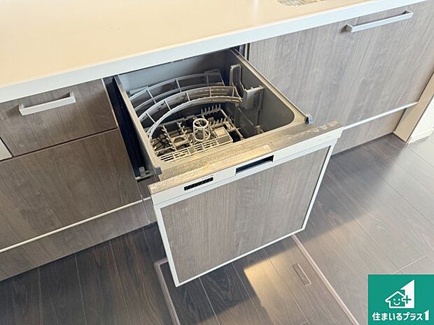 【食器洗浄乾燥機】食事後の一仕事、食器洗いをボタン一つでお任せできちゃいます！場所を取らないビルトイン式なので、お料理スペースもしっかり確保！