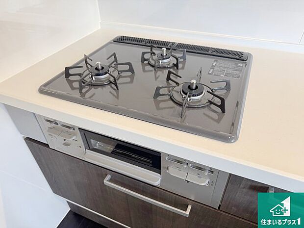 【コンロ】ダブル高火力Ｓｉセンサー付きコンロ！３口あるので、まとめて料理をする時も大活躍！