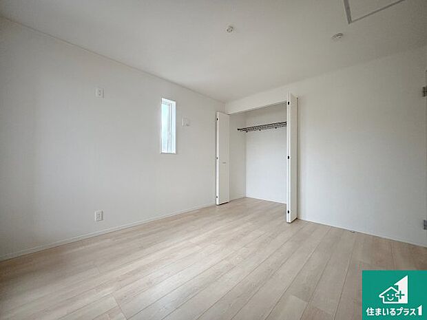 【洋室】シンプルな洋室は、自分好みのインテリアが楽しめます♪ご家族とインテリアや家具を選びに行くのは新築購入時の醍醐味の一つです。ぜひお楽しみください♪