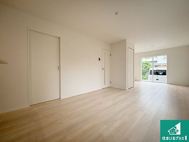 【居間・リビング】日当たり良好の明るいリビングで朝の目覚めもスッキリできそう!対面キッチンでご家族のコミュニケーションも自然と増える設計!小さなお子様が遊ぶスペースを作っても広々とくつろげるLDK!