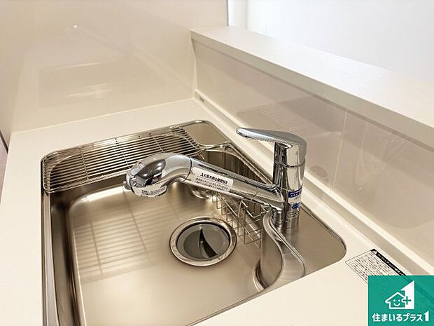【キッチンシンク】蛇口の先端に浄水器を内蔵しています!原水と浄水、お湯と冷水、シャワーの切替えがワンタッチなので用途によって使い分けられます。