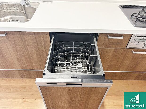 【食器洗浄乾燥機】食事後の一仕事、食器洗いをボタン一つでお任せできちゃいます!場所を取らないビルトイン式なので、お料理スペースもしっかり確保!