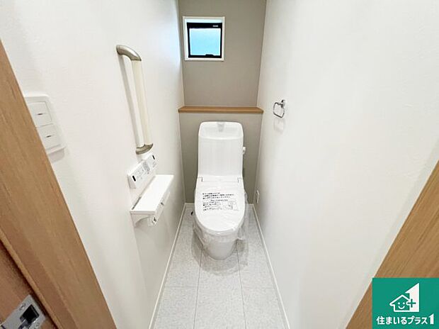 【トイレ】1・2階の2ヶ所にあるので、朝の忙しい時間の順番待ちもなく、深夜の利用にも大変便利です。