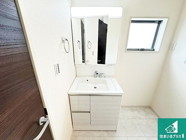 【独立洗面台】清潔感のある洗面台です。フラットな鏡は掃除がしやすく毎日清潔!鏡裏には収納があるのでスッキリとした洗面台が保てます。
