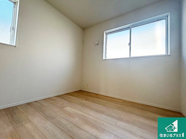 【洋室】シンプルな洋室は、自分好みのインテリアが楽しめます♪ご家族とインテリアや家具を選びに行くのは新築購入時の醍醐味の一つです。ぜひお楽しみください♪