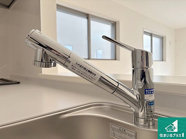 【キッチン水栓】浄水器を内蔵！炊飯時、お茶を作る時に安心してお水を使えます！お湯と冷水、浄水と原水、シャワーの切替えもワンタッチです！
