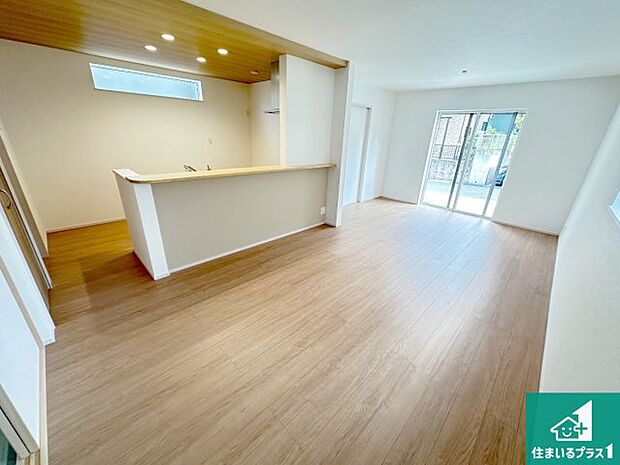 【居間・リビング】日当たり良好の明るいリビングで朝の目覚めもスッキリできそう！対面キッチンでご家族のコミュニケーションも自然と増える設計！小さなお子様が遊ぶスペースを作っても広々とくつろげるLDK！