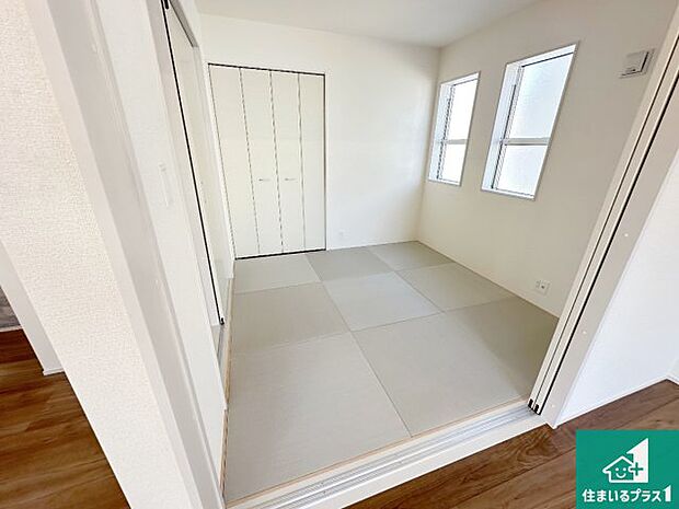 【和室】一室あると便利な和室は客間としてだけでなく、小さなお子様のプレイルームや食後のくつろぎスペースとしてもご利用いただけます。収納もついていますので大活躍間違いなし！