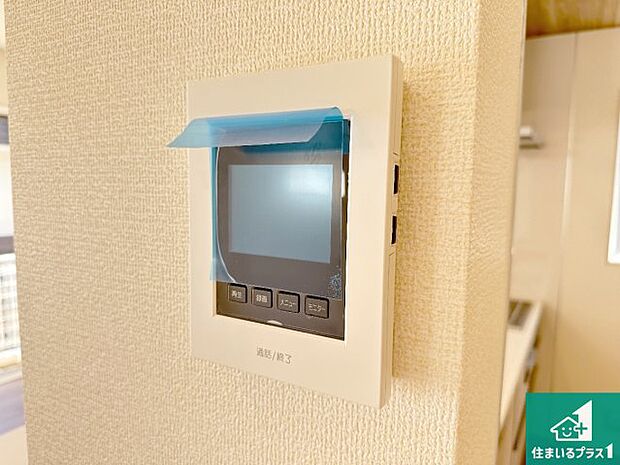 【カラーモニターインターホン】声だけでなく来訪者の姿や顔がモニターで確認できるので、小さなお子様がいらっしゃるご家庭でも安心できます！