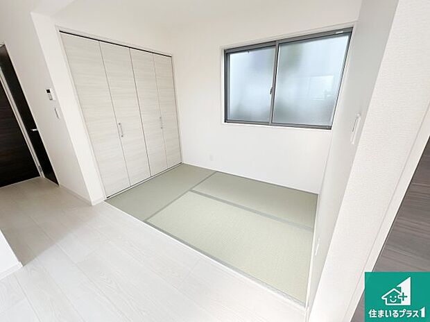 【和室】一室あると便利な和室は客間としてだけでなく、小さなお子様のプレイルームや食後のくつろぎスペースとしてもご利用いただけます。収納もついていますので大活躍間違いなし！