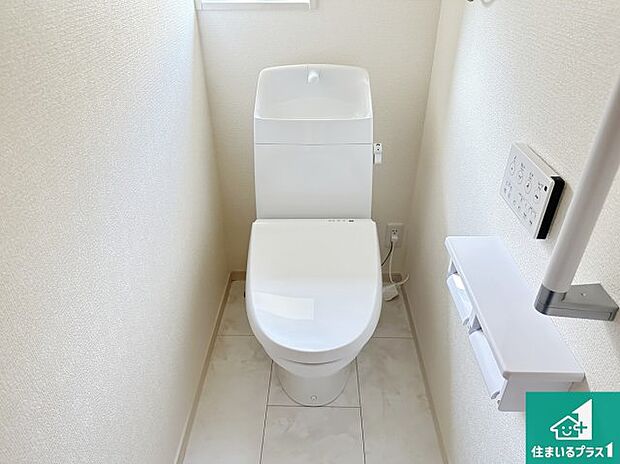 【トイレ】1・2階の2ヶ所にあるので、朝の忙しい時間の順番待ちもなく、深夜の利用にも大変便利です。