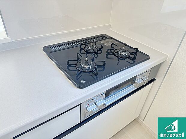 【コンロ】ダブル高火力Ｓｉセンサー付きコンロ！３口あるので、まとめて料理をする時も大活躍！