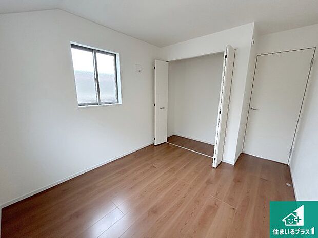 【洋室】収納スペースが充実しているので子供の成長に合わせてたくさん収納ができます！家族構成に合わせた様々な活用ができる収納！