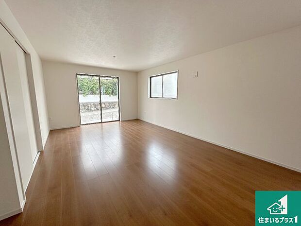 【居間・リビング】日当たり良好の明るいリビングで朝の目覚めもスッキリできそう！対面キッチンでご家族のコミュニケーションも自然と増える設計！小さなお子様が遊ぶスペースを作っても広々とくつろげるLDK！