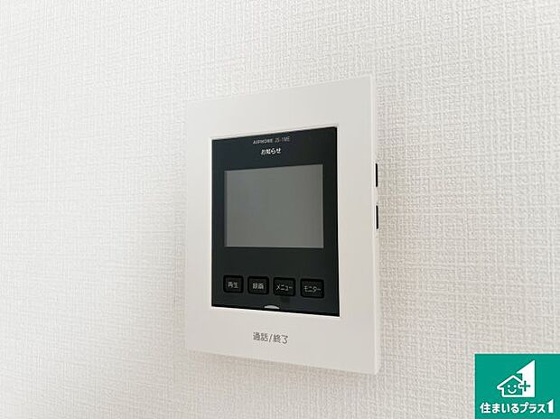 【カラーモニターインターホン】声だけでなく来訪者の姿や顔がモニターで確認できるので、小さなお子様がいらっしゃるご家庭でも安心できます！