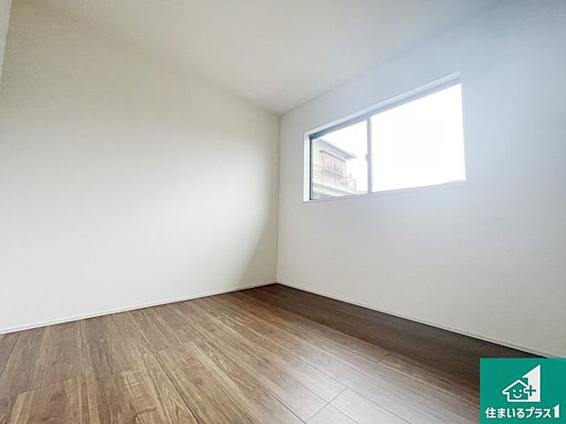 【洋室】シンプルな洋室は、自分好みのインテリアが楽しめます♪ご家族とインテリアや家具を選びに行くのは新築購入時の醍醐味の一つです。ぜひお楽しみください♪