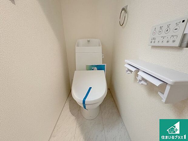 【トイレ】1・2階の2ヶ所にあるので、朝の忙しい時間の順番待ちもなく、深夜の利用にも大変便利です。