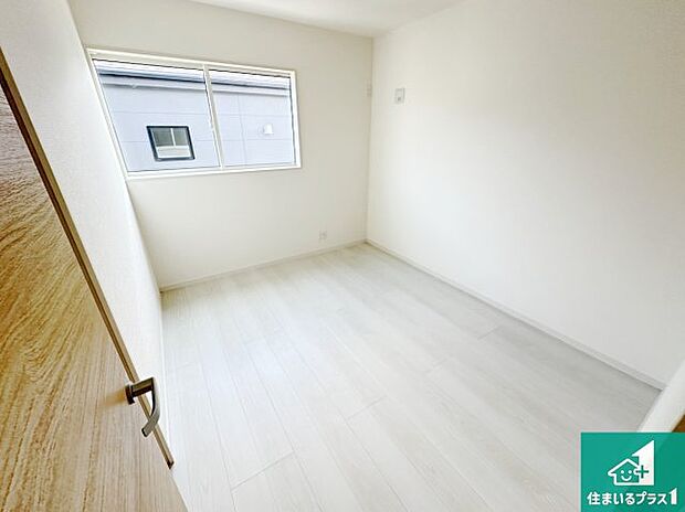 【洋室】シンプルな洋室は、自分好みのインテリアが楽しめます♪ご家族とインテリアや家具を選びに行くのは新築購入時の醍醐味の一つです。ぜひお楽しみください♪