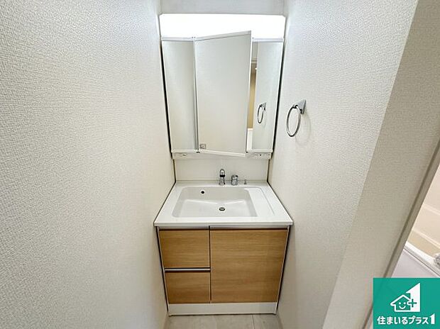 【独立洗面台】清潔感のある洗面台です。フラットな鏡は掃除がしやすく毎日清潔！鏡裏には収納があるのでスッキリとした洗面台が保てます。