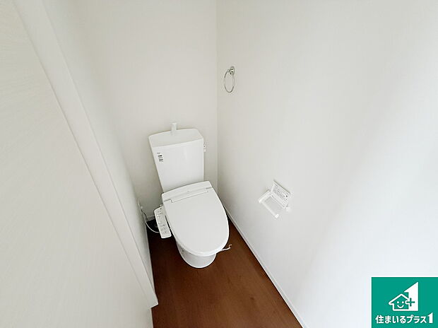 【トイレ】1・2階の2ヶ所にあるので、朝の忙しい時間の順番待ちもなく、深夜の利用にも大変便利です。