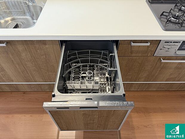 【食器洗浄乾燥機】食事後の一仕事、食器洗いをボタン一つでお任せできちゃいます！場所を取らないビルトイン式なので、お料理スペースもしっかり確保！