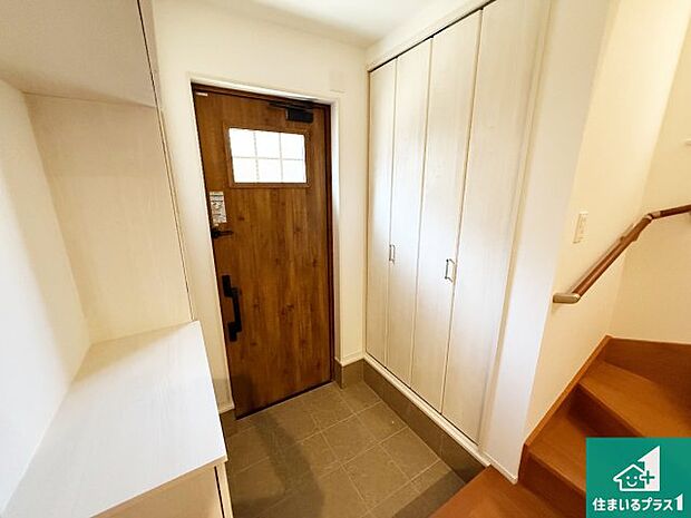 【玄関】シューズボックスにはたくさんの靴が収納できるので玄関周りはいつもスッキリ！ご家族が増えても安心！