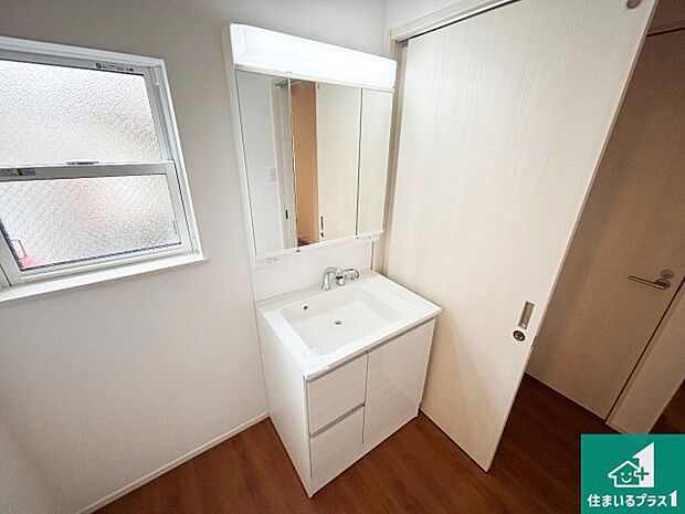 【独立洗面台】清潔感のある洗面台です。フラットな鏡は掃除がしやすく毎日清潔！鏡裏には収納があるのでスッキリとした洗面台が保てます。