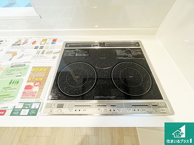 【コンロ】火を使わないので、安心なＩＨコンロ！でこぼこが無い構造なので、掃除もしやすく清潔に保てます！