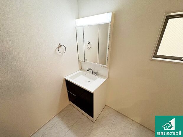 【独立洗面台】清潔感のある洗面台です。フラットな鏡は掃除がしやすく毎日清潔！鏡裏には収納があるのでスッキリとした洗面台が保てます。