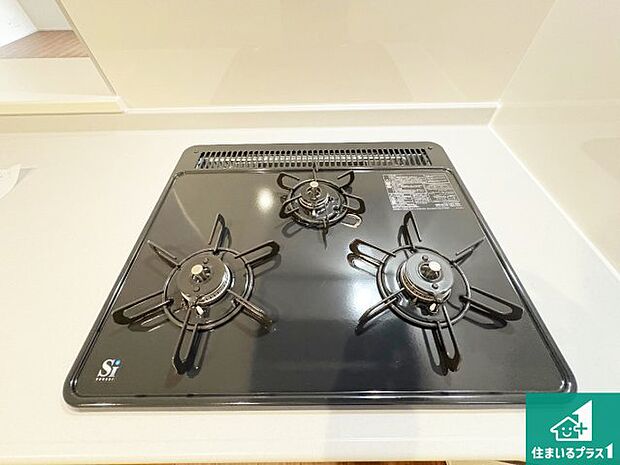 【コンロ】ダブル高火力Ｓｉセンサー付きコンロ！３口あるので、まとめて料理をする時も大活躍！
