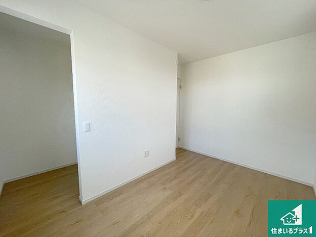 【洋室】シンプルな洋室は、自分好みのインテリアが楽しめます♪ご家族とインテリアや家具を選びに行くのは新築購入時の醍醐味の一つです。ぜひお楽しみください♪