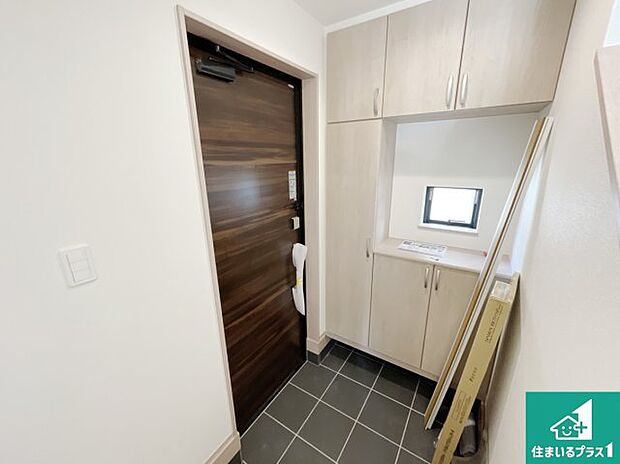 【玄関】シューズボックスにはたくさんの靴が収納できるので玄関周りはいつもスッキリ！ご家族が増えても安心！