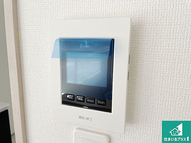 【カラーモニターインターホン】声だけでなく来訪者の姿や顔がモニターで確認できるので、小さなお子様がいらっしゃるご家庭でも安心できます！