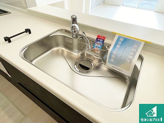 【キッチンシンク】蛇口の先端に浄水器を内蔵しています!原水と浄水、お湯と冷水、シャワーの切替えがワンタッチなので用途によって使い分けられます。