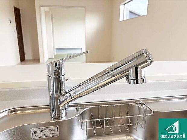 【キッチン水栓】浄水器を内蔵！炊飯時、お茶を作る時に安心してお水を使えます！お湯と冷水、浄水と原水、シャワーの切替えもワンタッチです！