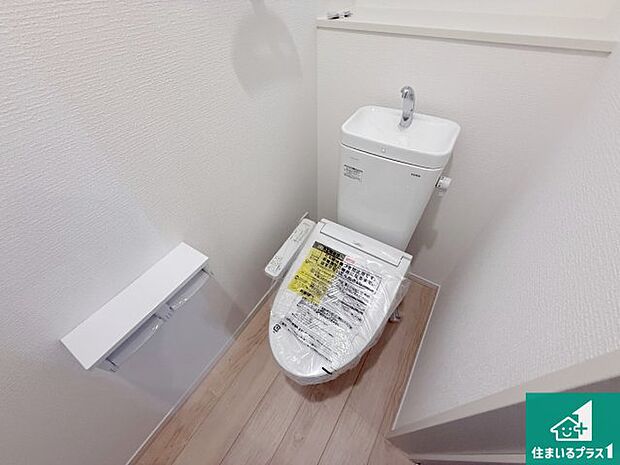 【トイレ】1・2階の2ヶ所にあるので、朝の忙しい時間の順番待ちもなく、深夜の利用にも大変便利です。