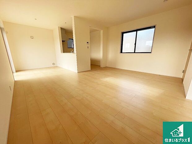 【居間・リビング】日当たり良好の明るいリビングで朝の目覚めもスッキリできそう!対面キッチンでご家族のコミュニケーションも自然と増える設計!小さなお子様が遊ぶスペースを作っても広々とくつろげるLDK!