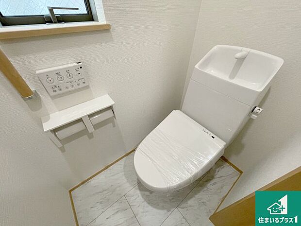 【トイレ】1・2階の2ヶ所にあるので、朝の忙しい時間の順番待ちもなく、深夜の利用にも大変便利です。