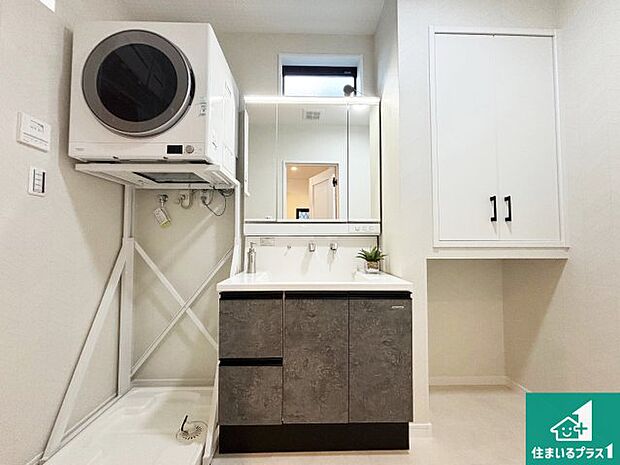 【独立洗面台】清潔感のある洗面台です。フラットな鏡は掃除がしやすく毎日清潔!鏡裏には収納があるのでスッキリとした洗面台が保てます。