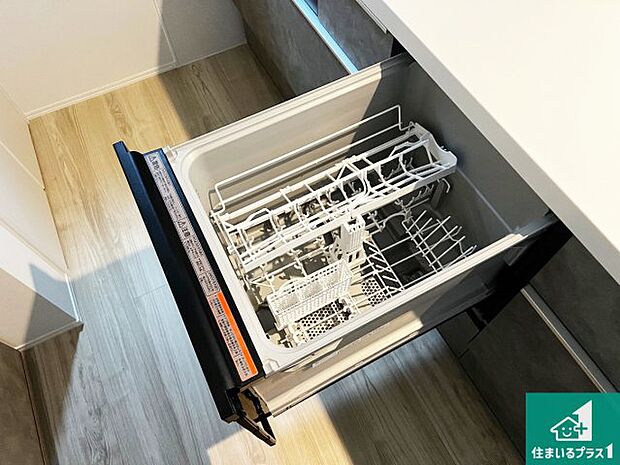 【食器洗い乾燥機】食事後の一仕事、食器洗いをボタン一つでお任せできちゃいます!場所を取らないビルトイン式なので、お料理スペースもしっかり確保!