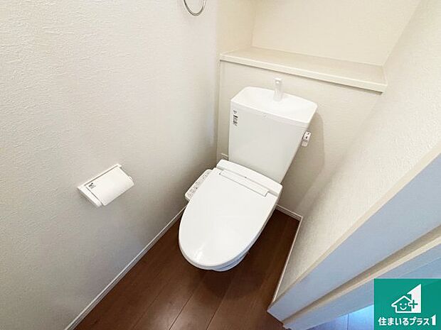 【トイレ】1・2階の2ヶ所にあるので、朝の忙しい時間の順番待ちもなく、深夜の利用にも大変便利です。