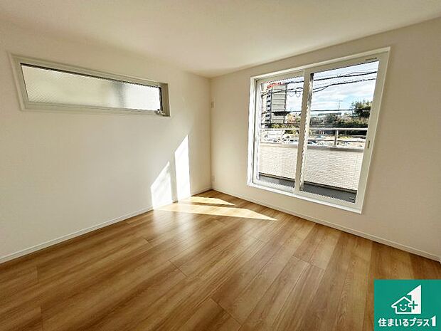 【洋室】寝室は心地よい眠りについてもらいたくて、シンプルでかつ開放的な空間に!大きな窓から差し込む朝日が、すっきりとした目覚めをサポートします。