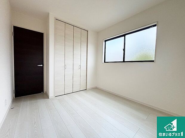 【洋室】シンプルな洋室は、自分好みのインテリアが楽しめます♪ご家族とインテリアや家具を選びに行くのは新築購入時の醍醐味の一つです。ぜひお楽しみください♪