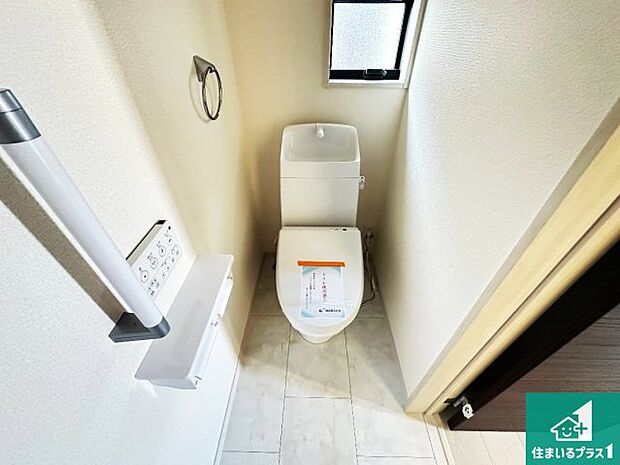 【トイレ】1・2階の2ヶ所にあるので、朝の忙しい時間の順番待ちもなく、深夜の利用にも大変便利です。